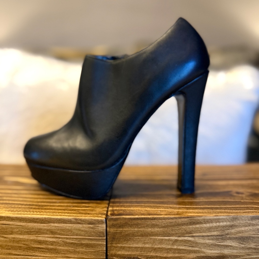 Steve Madden BELBOTM Black Leather Platform Ankle Booties | Size 8.5